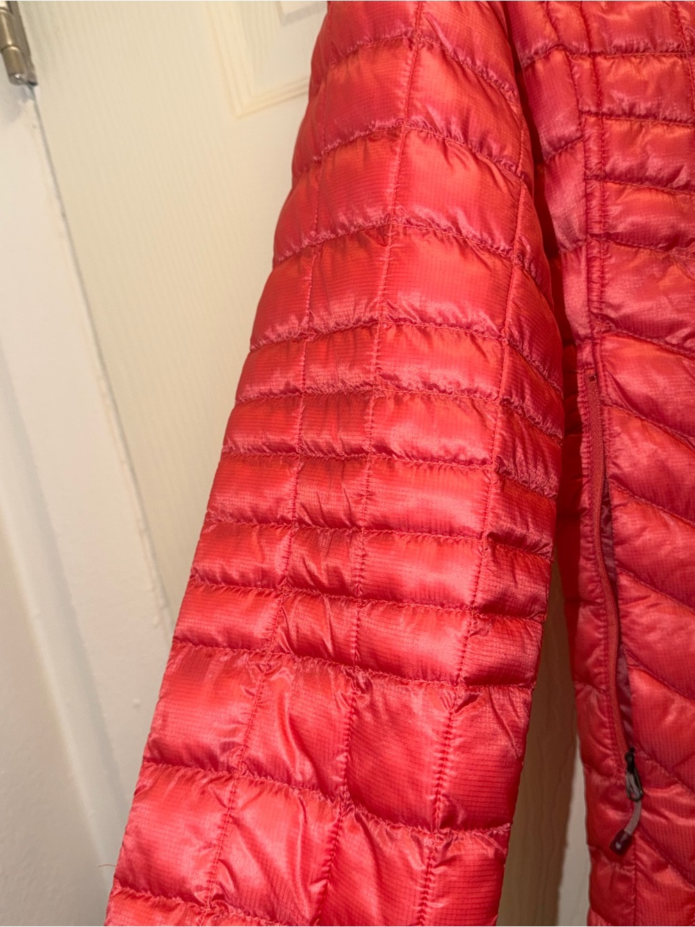 The North Face Women's Red Quilted Lightweight Puffer Jacket- SIZE LARGE - Picture 7 of 9